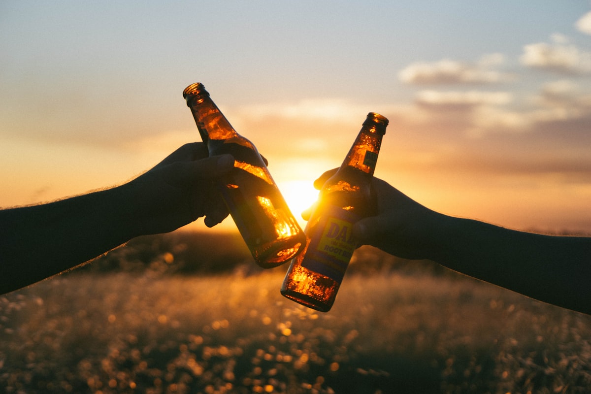 Brindisi con birre al tramonto